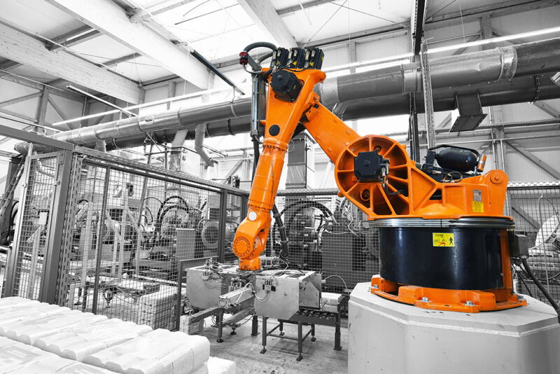 Ein Industrie-Roboter sortiert Ware in einer Halle